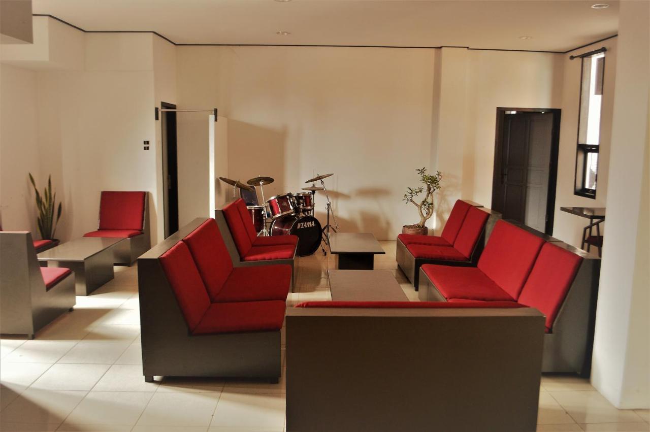 Reddoorz Near Jalan Sudirman Padang Hotel Ngoại thất bức ảnh